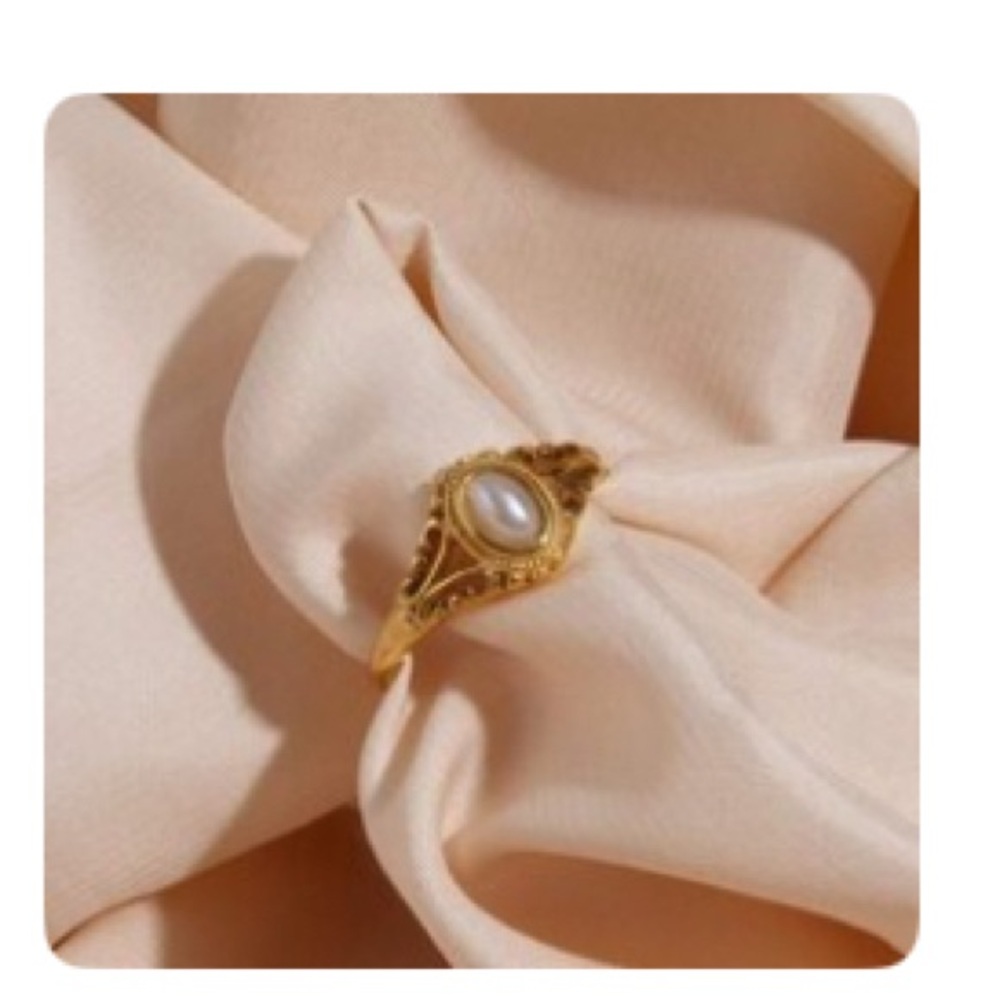 Elegant Gold Pearl Ring